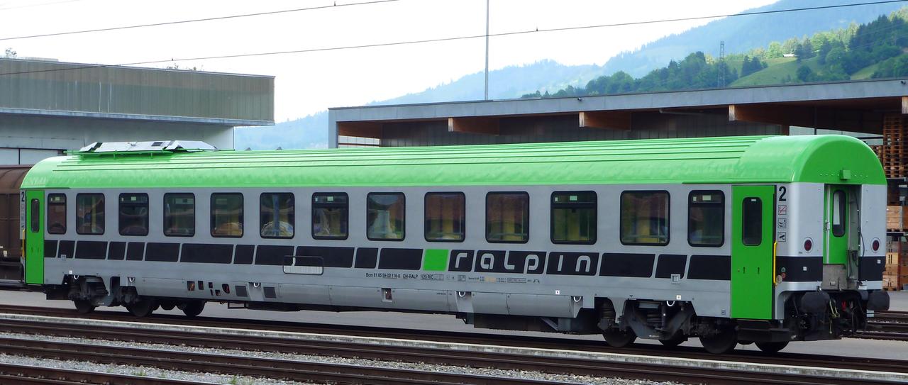 http://www.railfaneurope.net/pix/ch/private/Hupac/car/RoLa/61_85_59-00_116-8_fru1.jpg