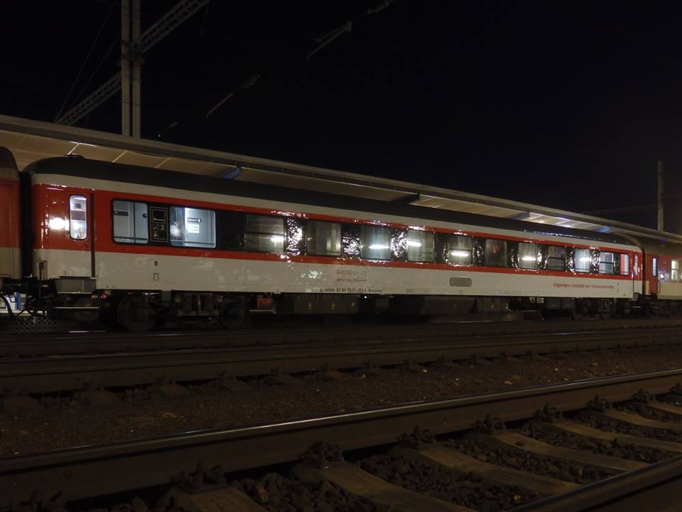 http://www.railfaneurope.net/pix/sk/car/night/Bvcmbz/A_sleeping_car_Bvcmbz_of_DB_standing_at_railway_station_Braislava_hl_st__in_composition_of_08_09_2017.jpg